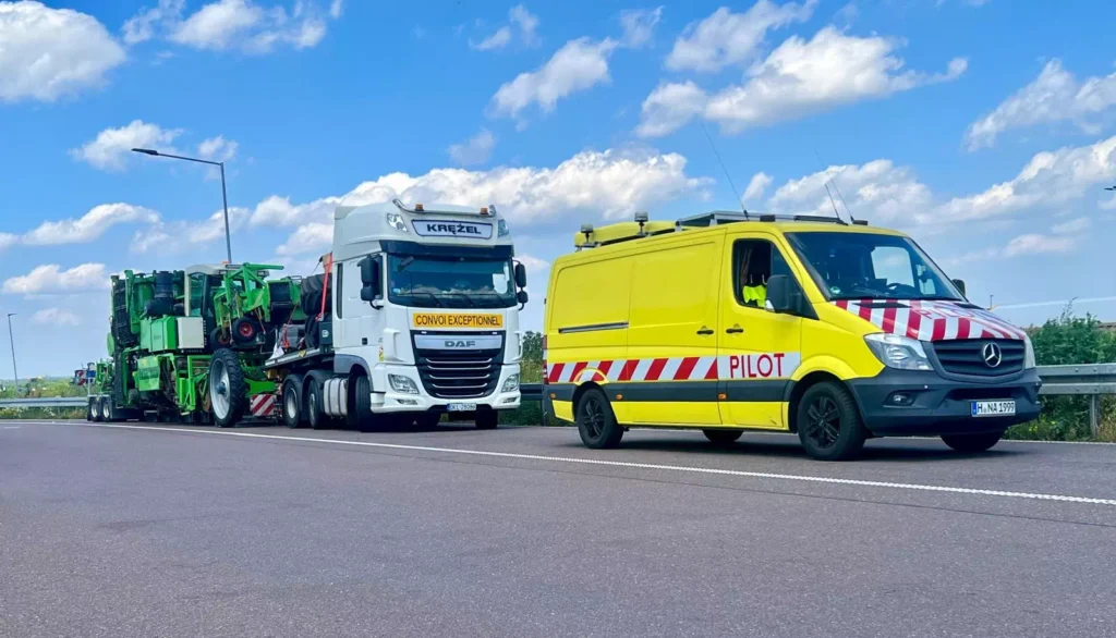 transport-ponadnormatywny-pilotaz Transport ponadnormatywny z pilotażem – zestaw drogowy z eskortą